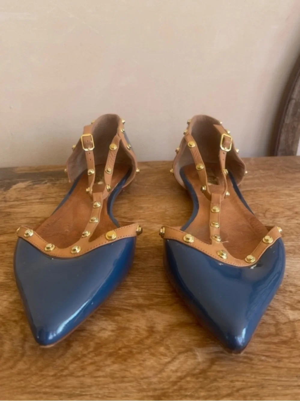 HALOGEN “Olsen” Blue Tan Gold Studded T-Strap Leather Pointed Toe Flats Sz 9.5 - Picture 7 of 11